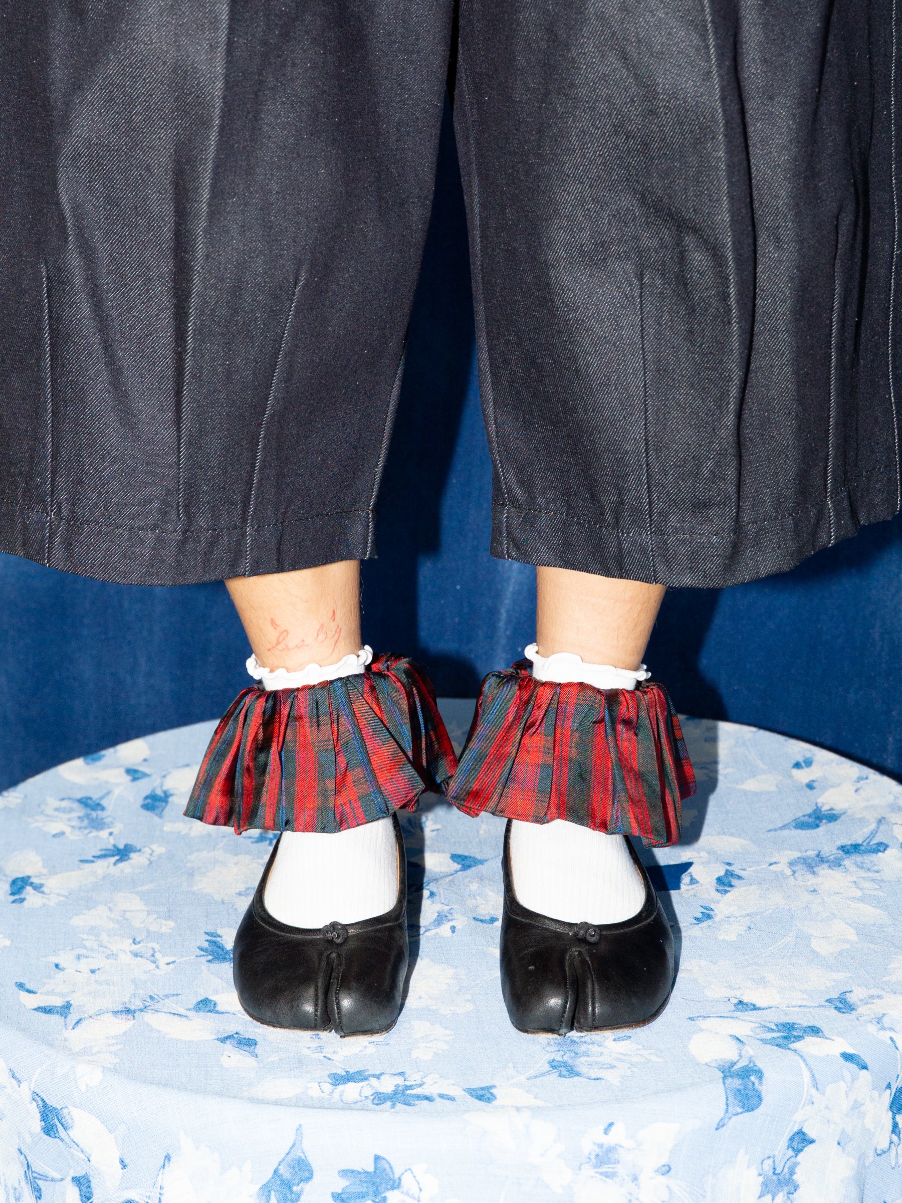 RUFFLE CUFF IN RED PLAID