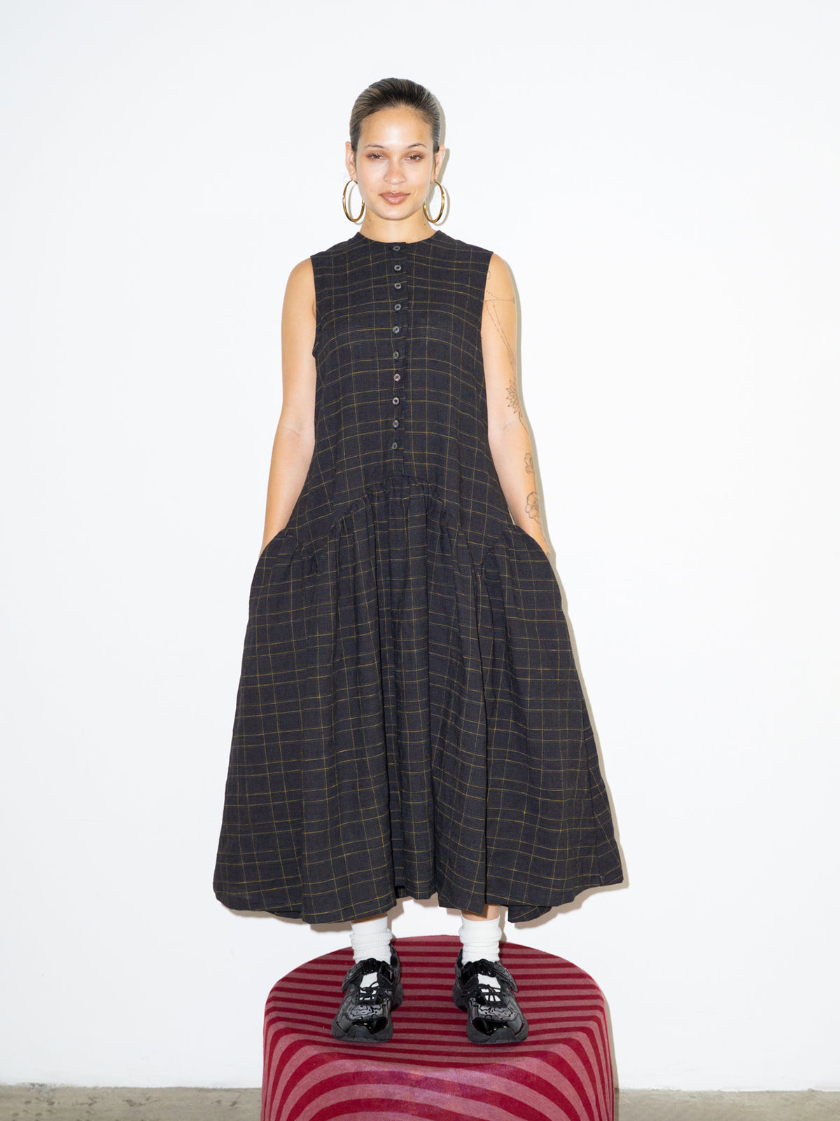 SLEEVELESS DRESS IN BLACK GRID LINEN – STREET GRANDMA