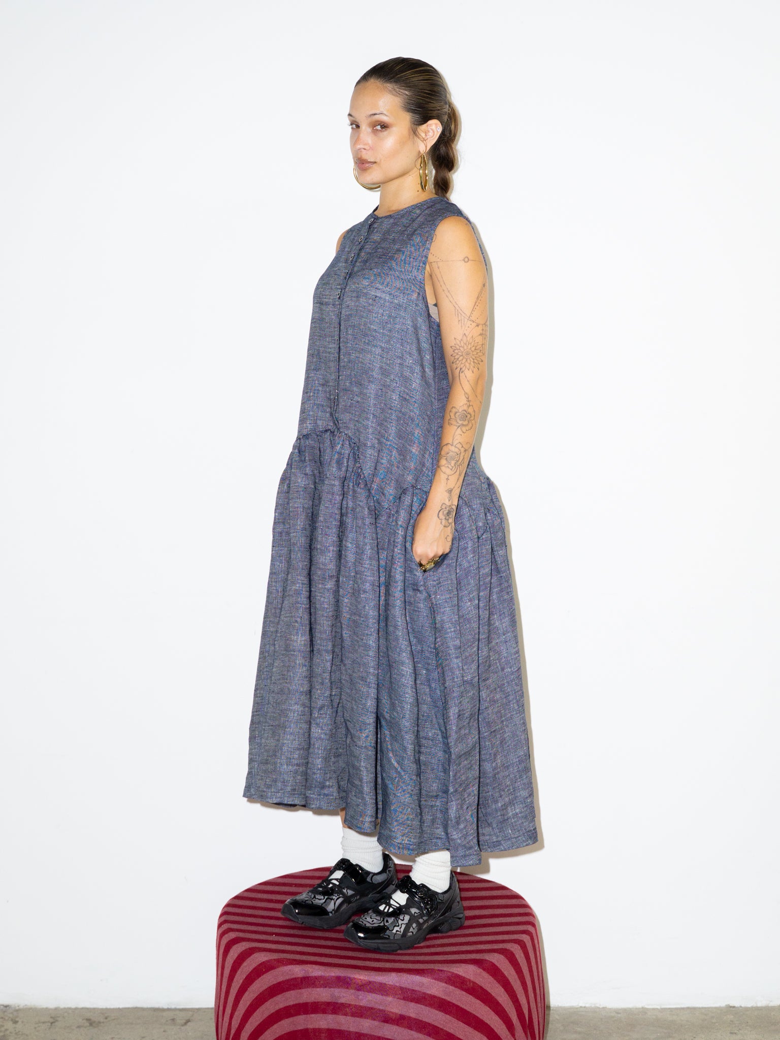SLEEVELESS DRESS IN NAVY LINEN