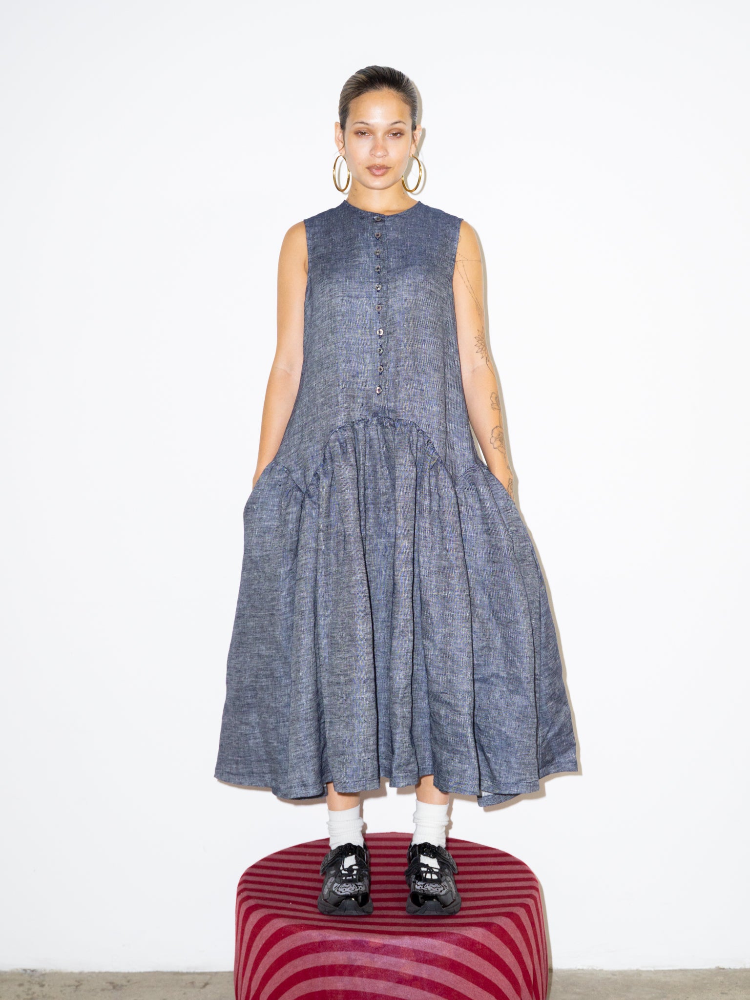 SLEEVELESS DRESS IN NAVY LINEN