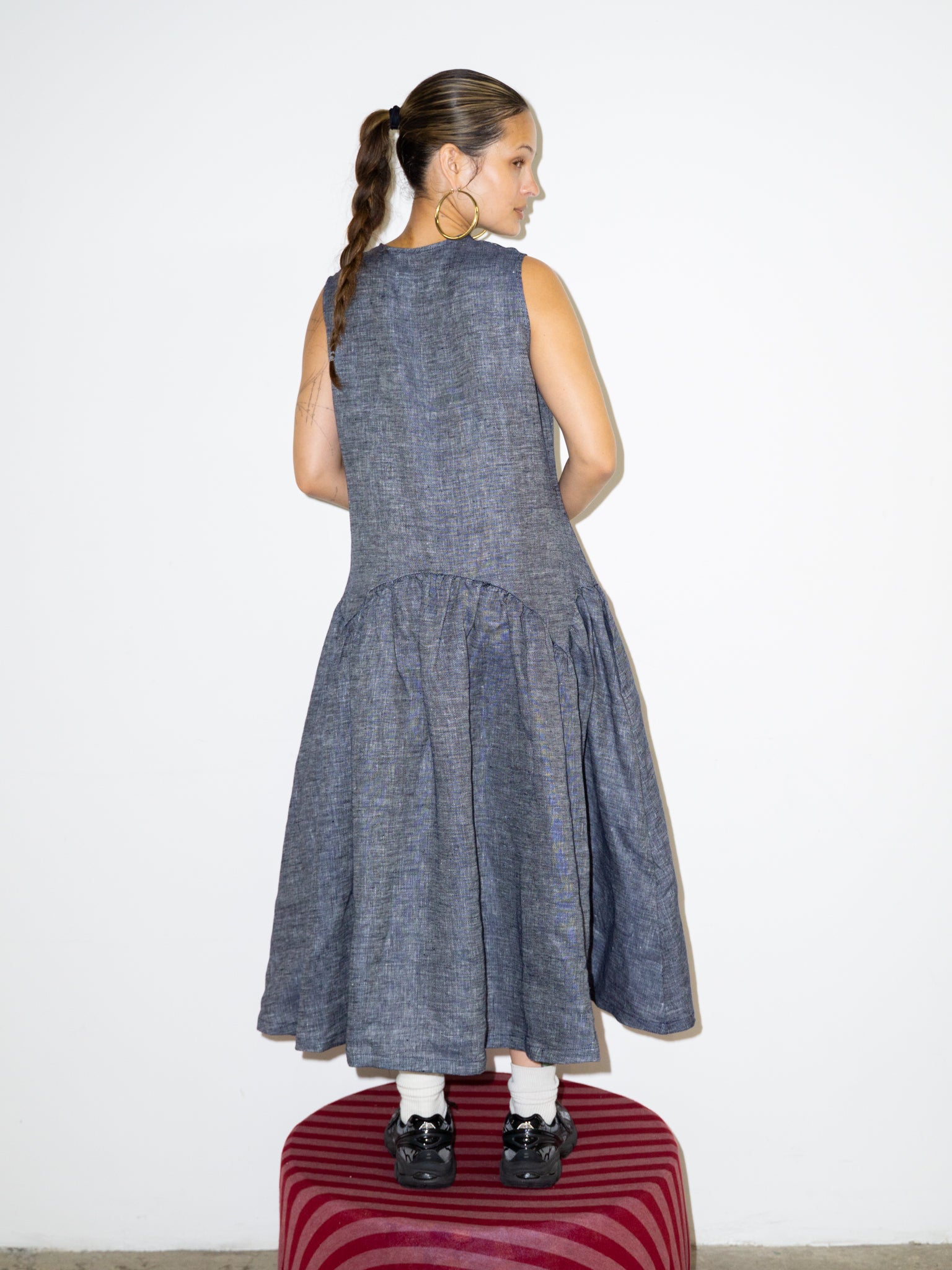 SLEEVELESS DRESS IN NAVY LINEN
