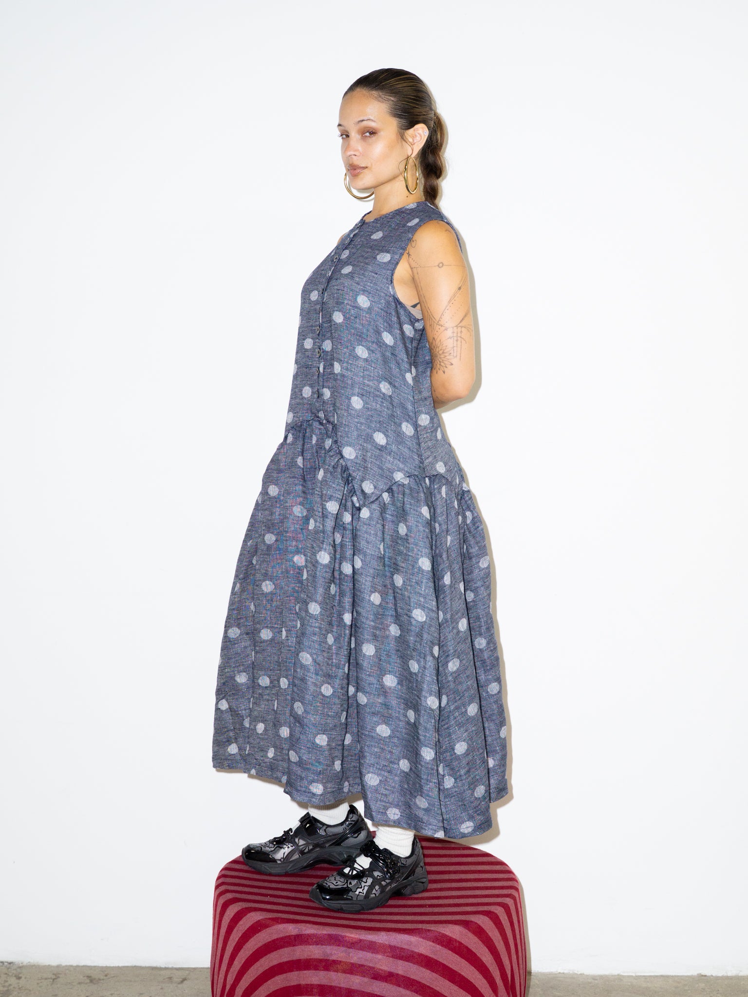 SLEEVELESS DRESS IN POLKA DOT LINEN