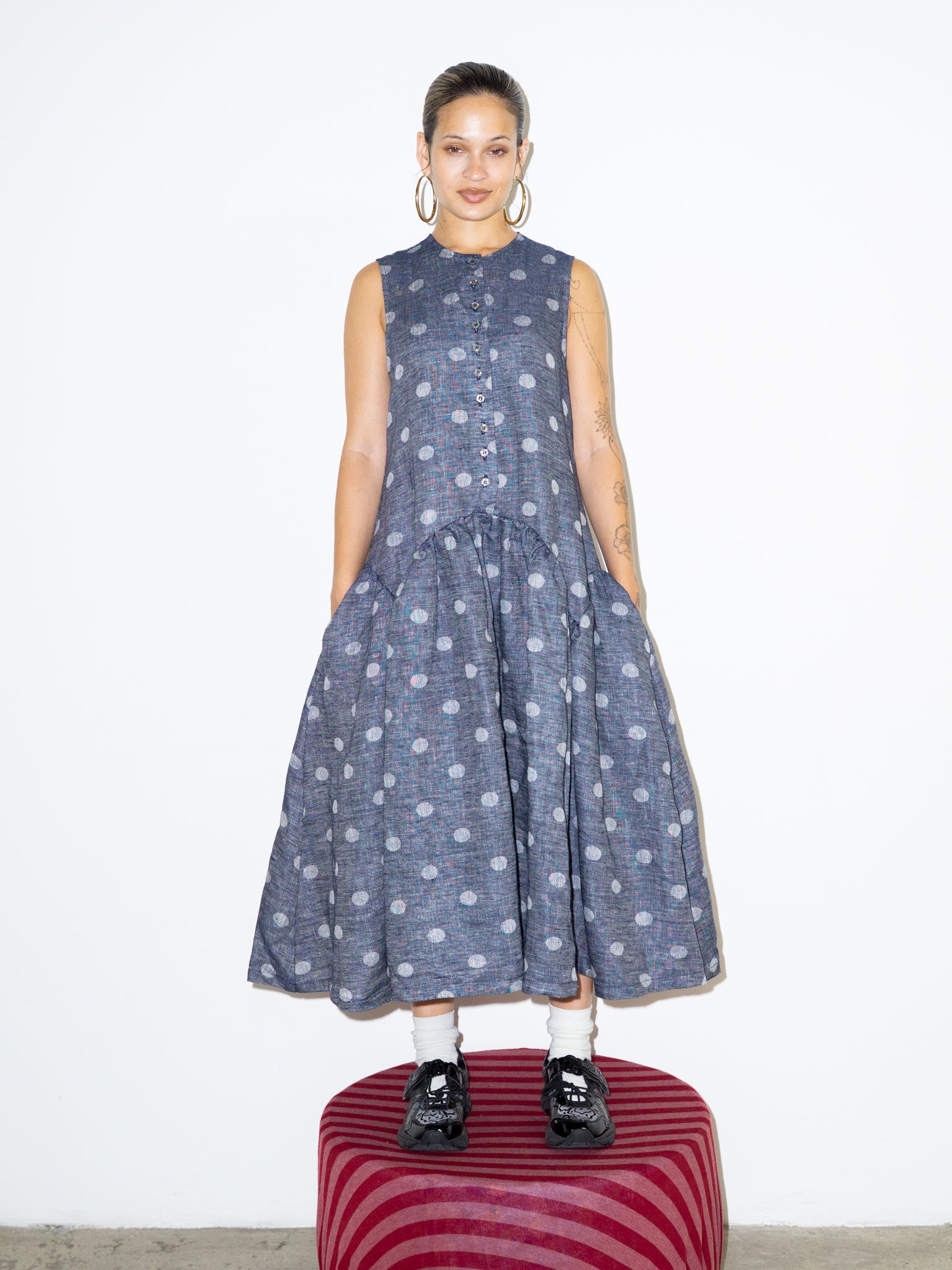 SLEEVELESS DRESS IN POLKA DOT LINEN