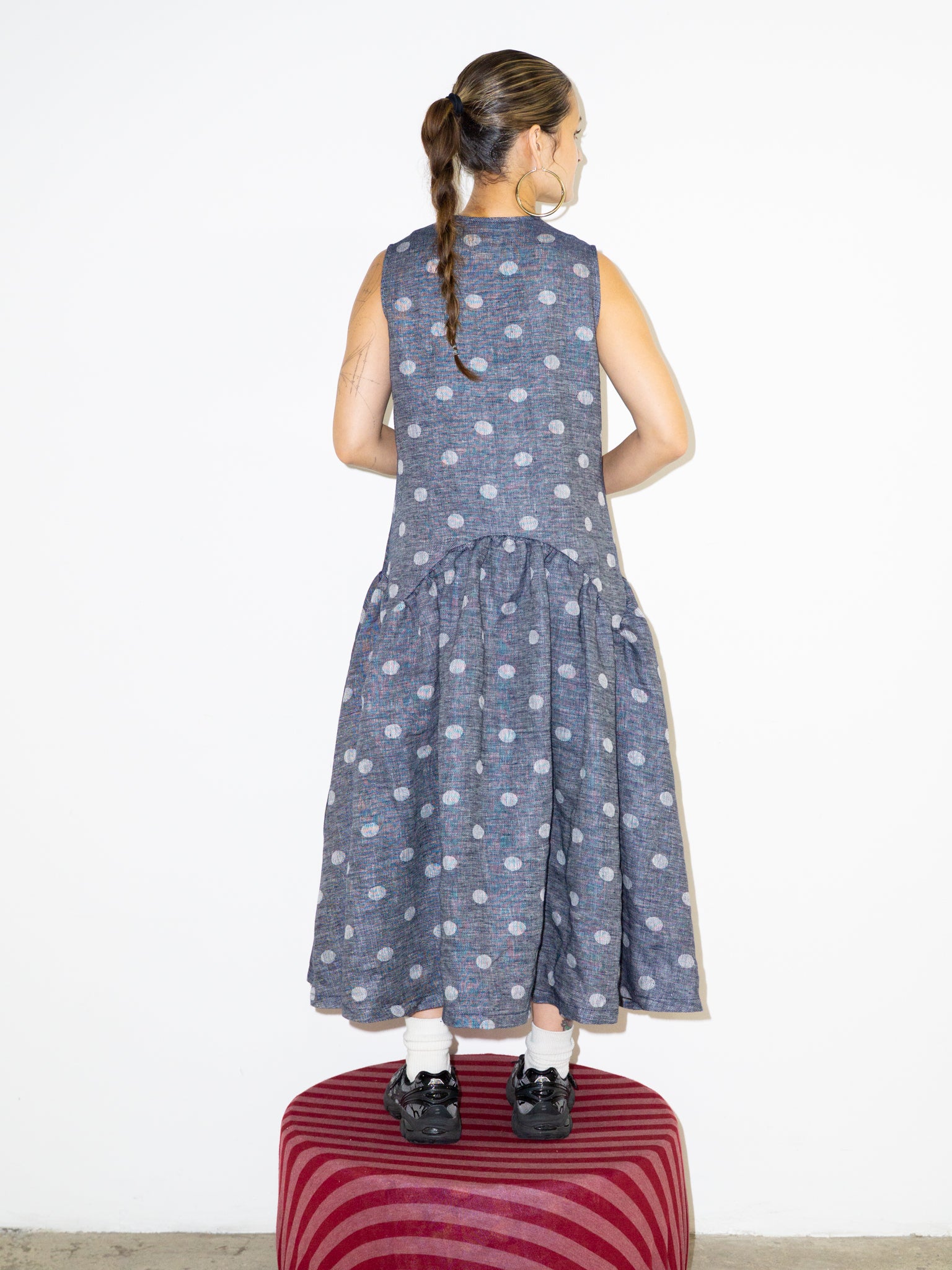 SLEEVELESS DRESS IN POLKA DOT LINEN