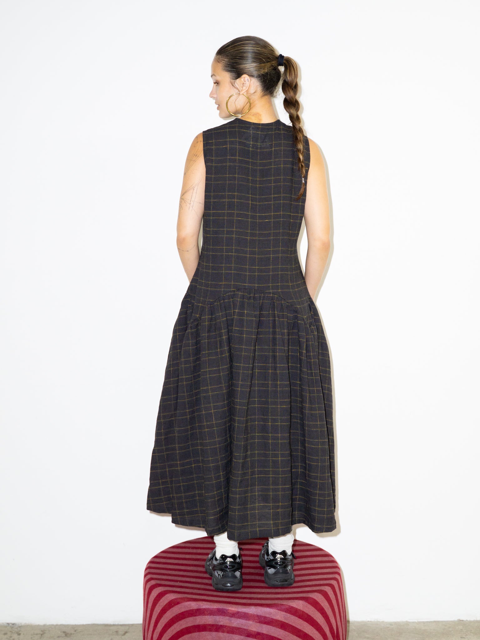 SLEEVELESS DRESS IN BLACK GRID LINEN