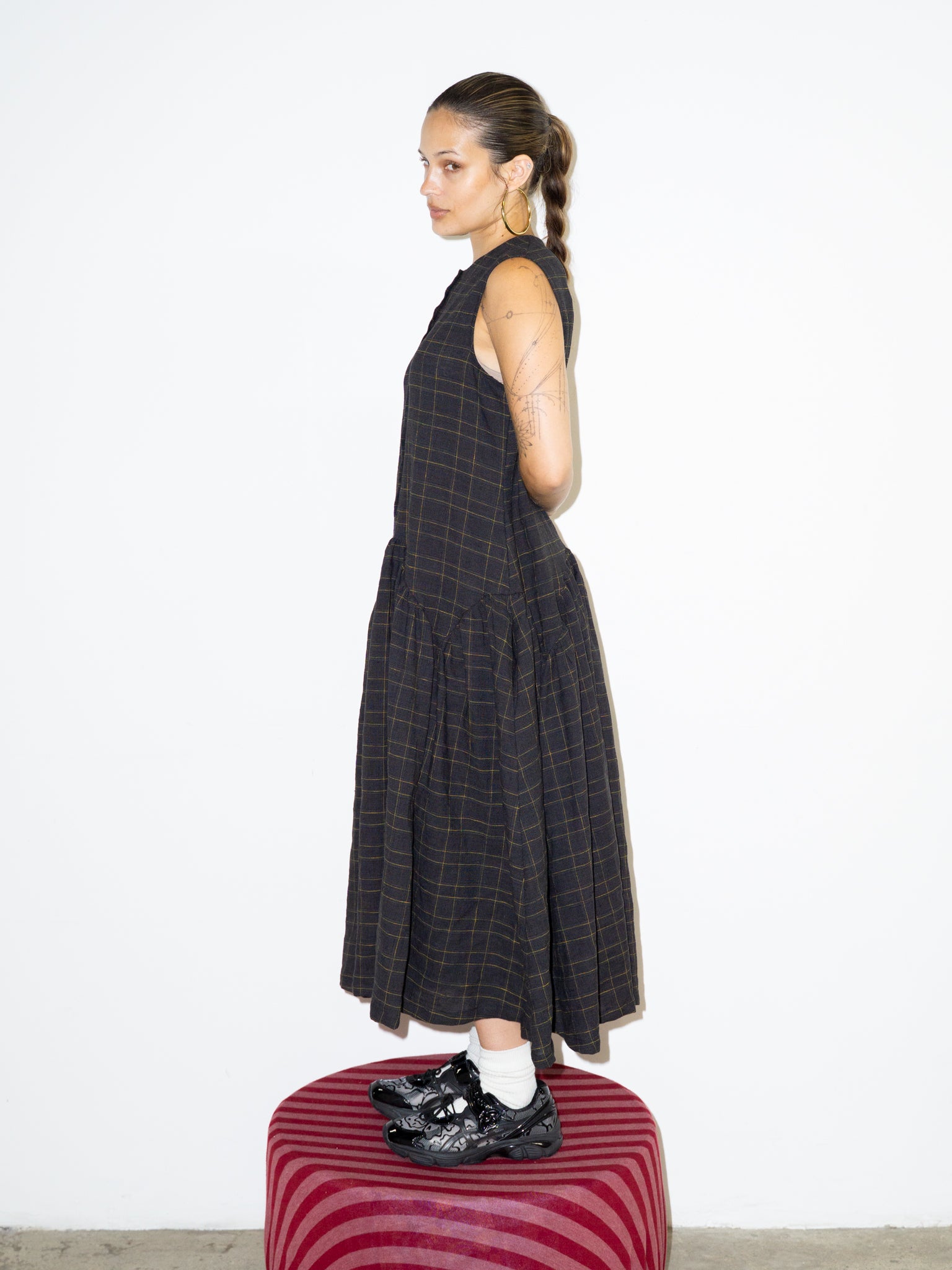 SLEEVELESS DRESS IN BLACK GRID LINEN
