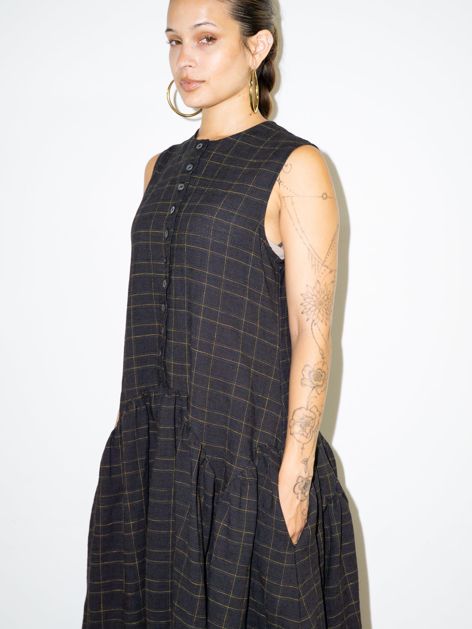 SLEEVELESS DRESS IN BLACK GRID LINEN – STREET GRANDMA