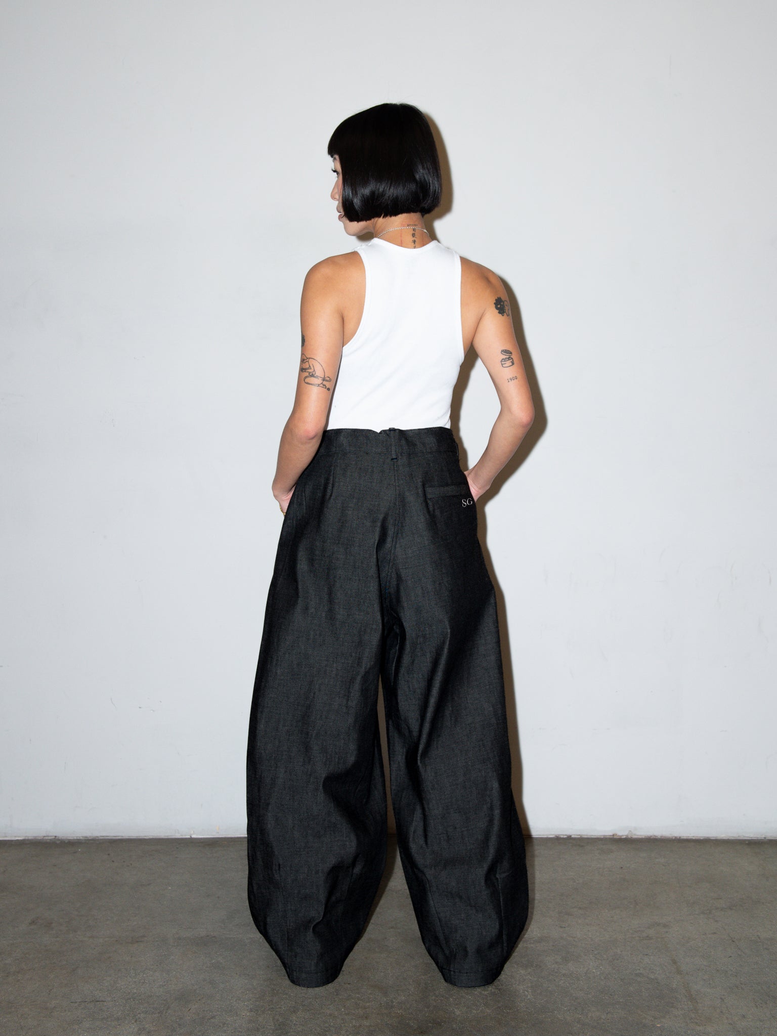 SUPER WIDE PANTS IN RAW DENIM / BURGUNDY