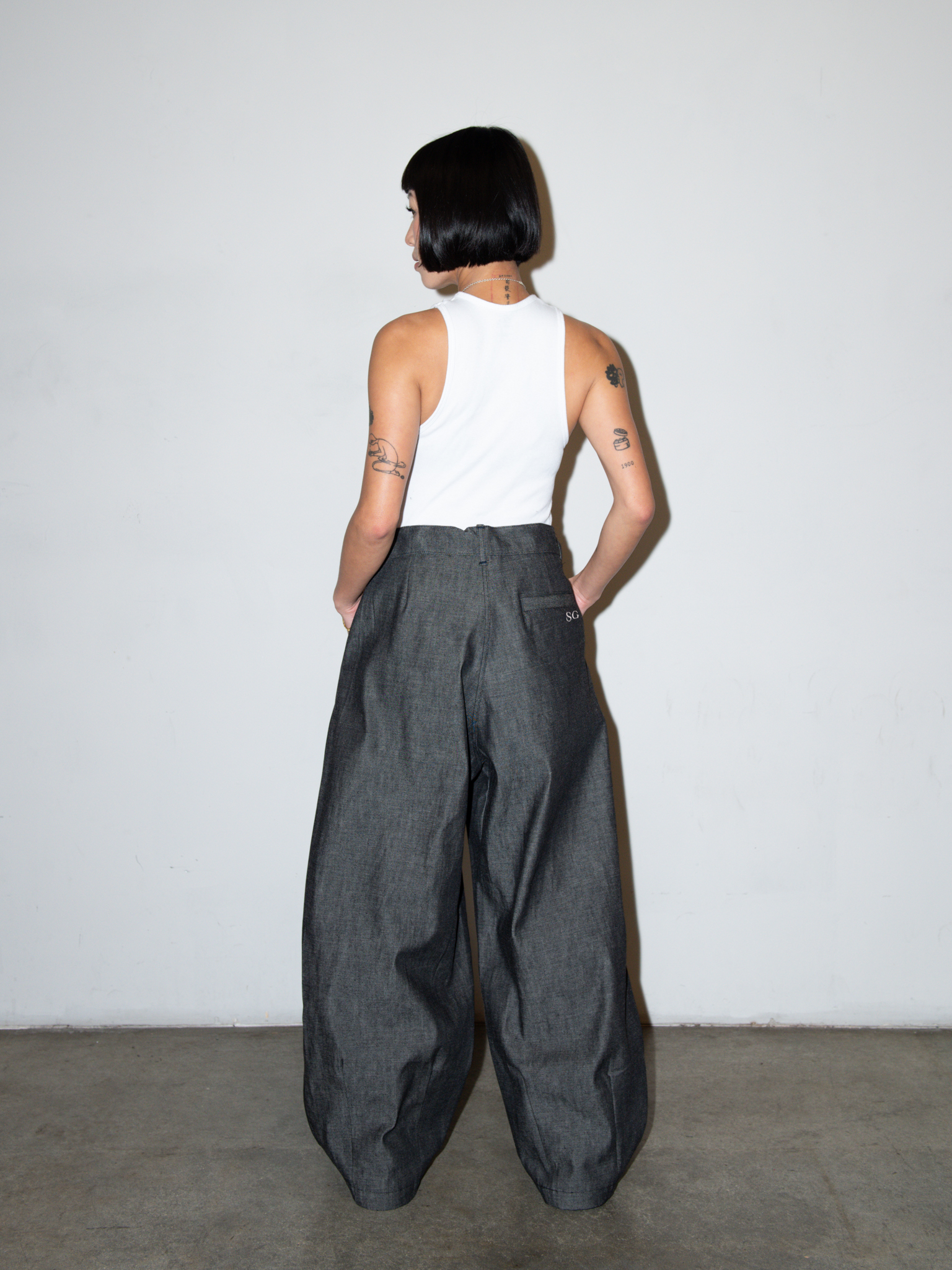 SUPER WIDE PANTS IN RAW DENIM / BURGUNDY – STREET GRANDMA SUPER WIDE PANTS IN RAW DENIM / BURGUNDY – STREET GRANDMA
